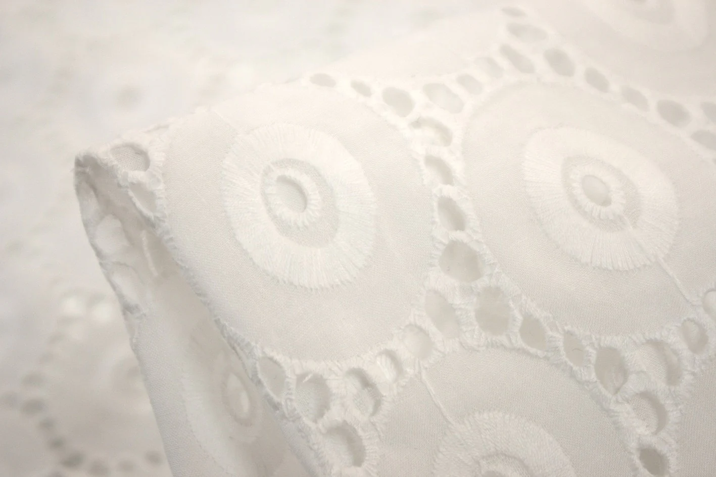 Anglaise Circles White