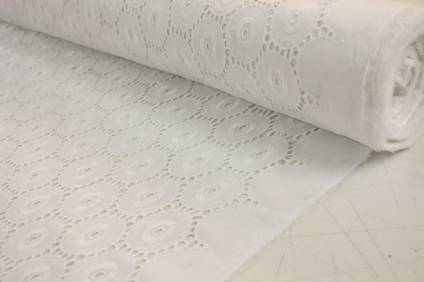 Anglaise Circles White - Image 3