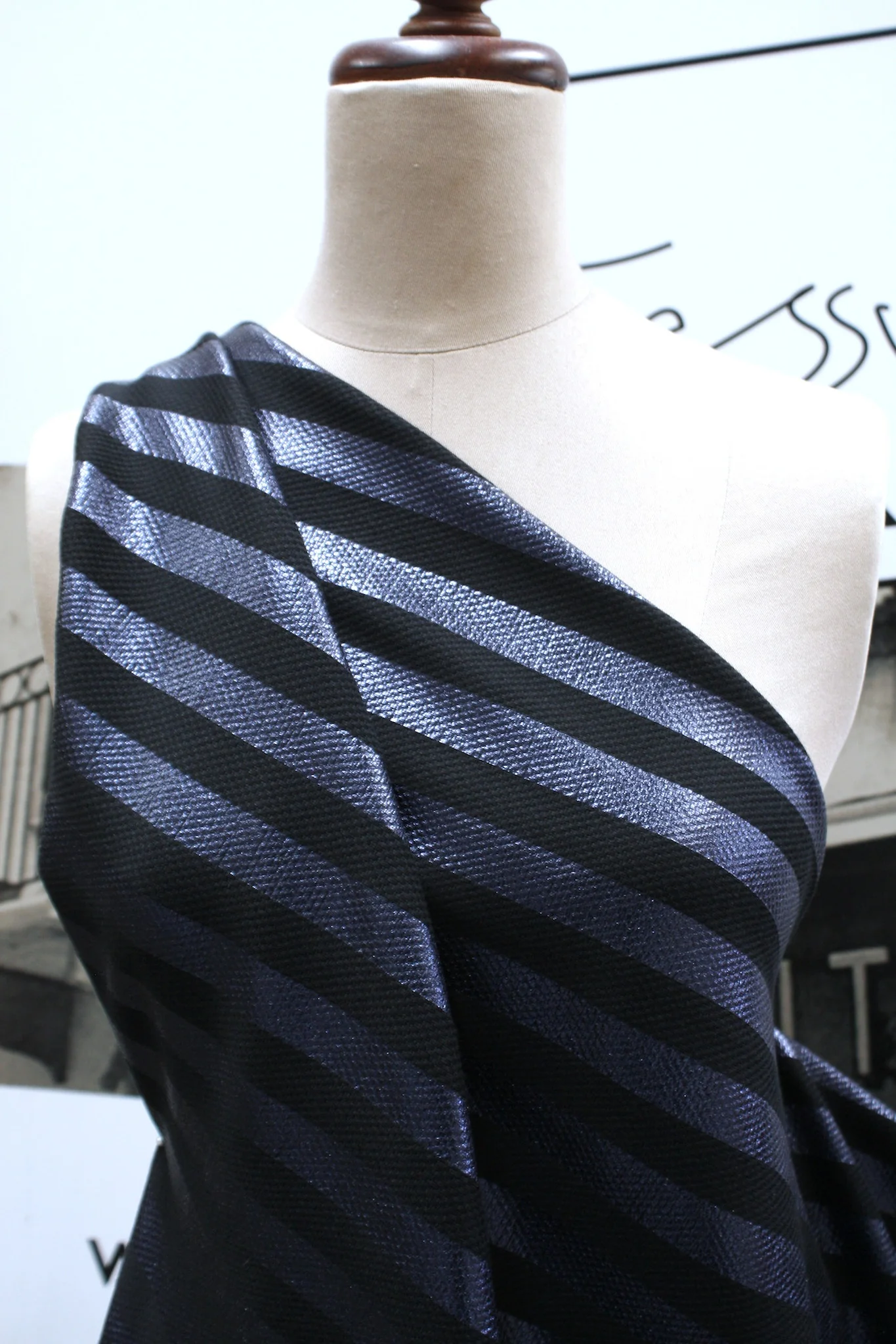 Bar Black & Blue - Image 5