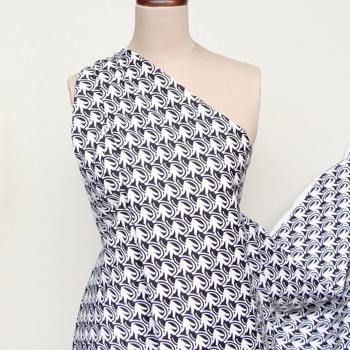 Black And White Curves - Image 5