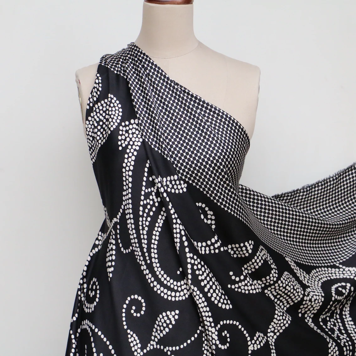 Cielo Nero Viscose Poplin - Image 5