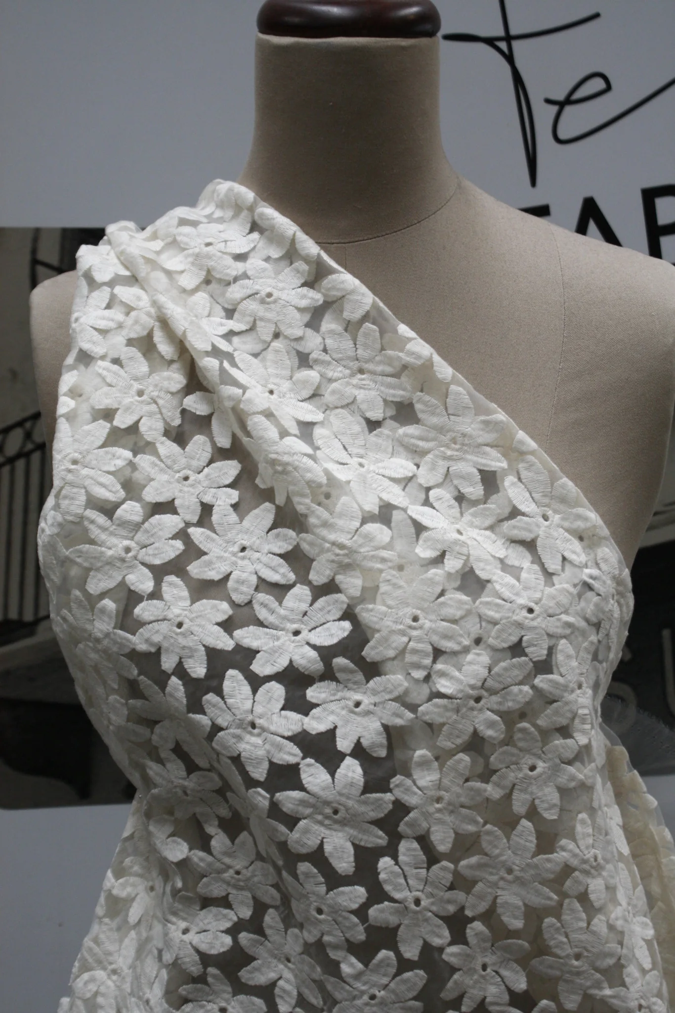Daisy Cream - Image 4