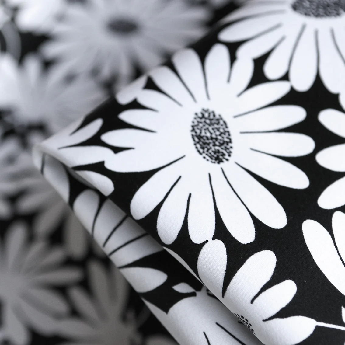 Daisy Nero Sateen