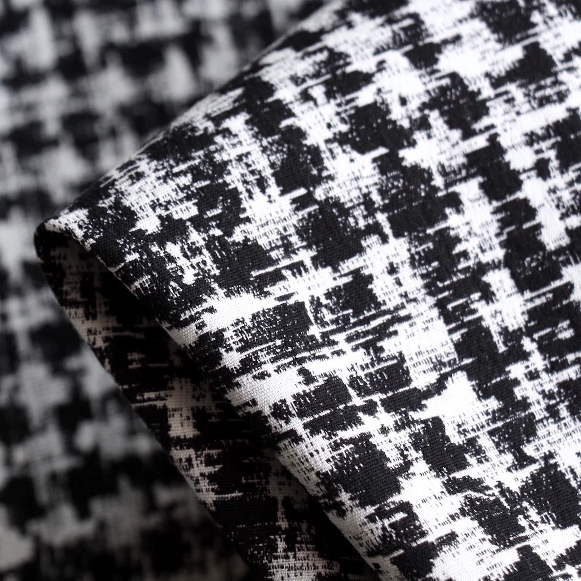 Disintegrating Squares Black