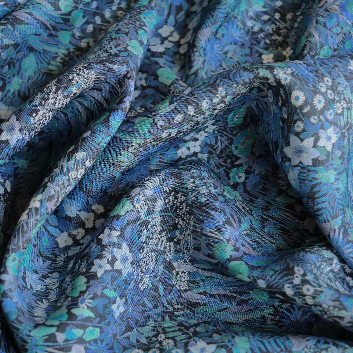 Faria Flowers Blue - Liberty Sycamore Linen - Image 2