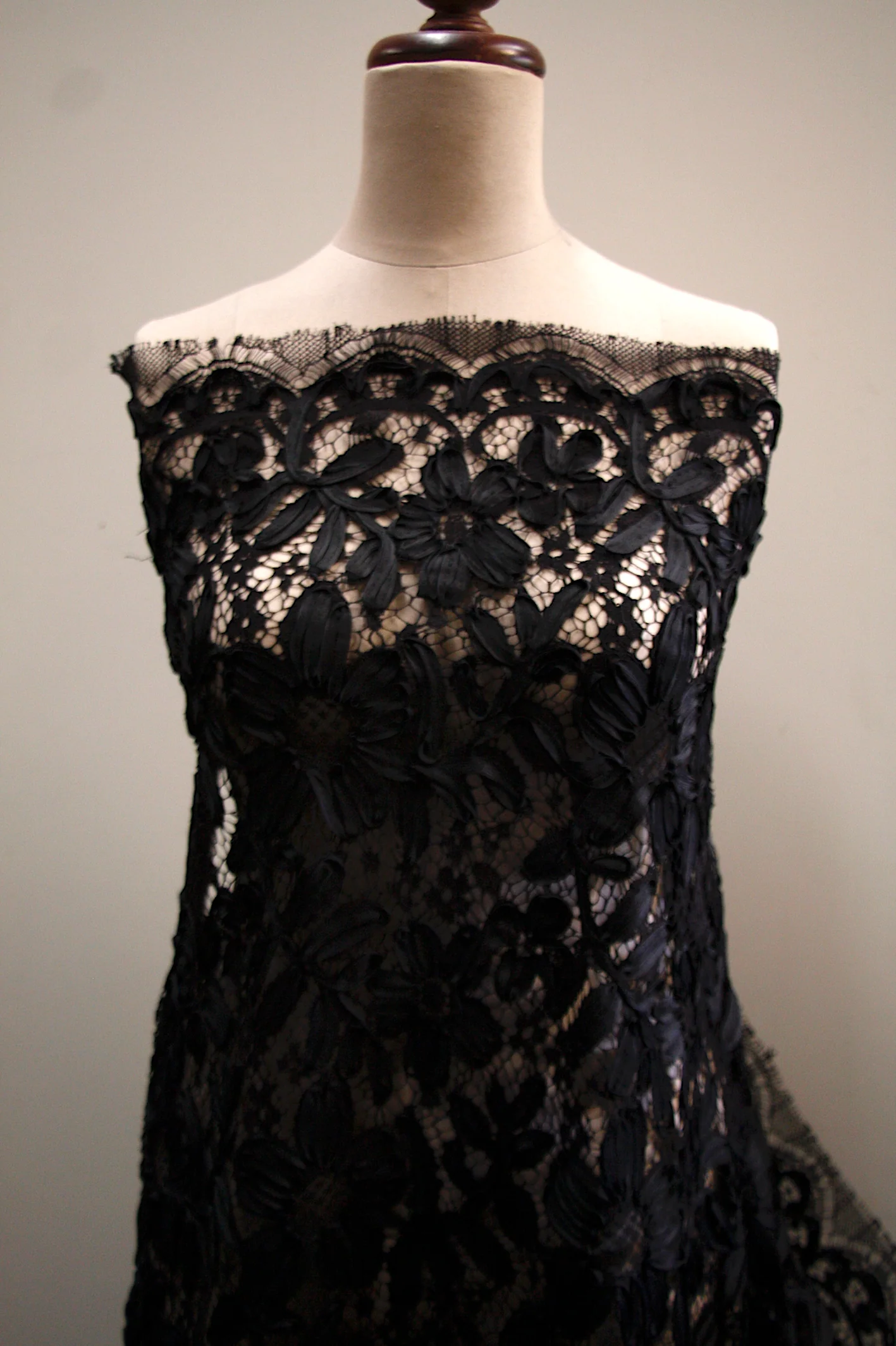 Fiora Flowers Black - Image 6