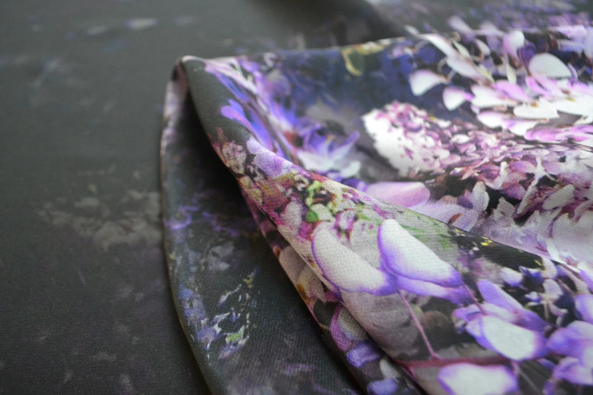 Hanging Wisteria Black - C.D.C