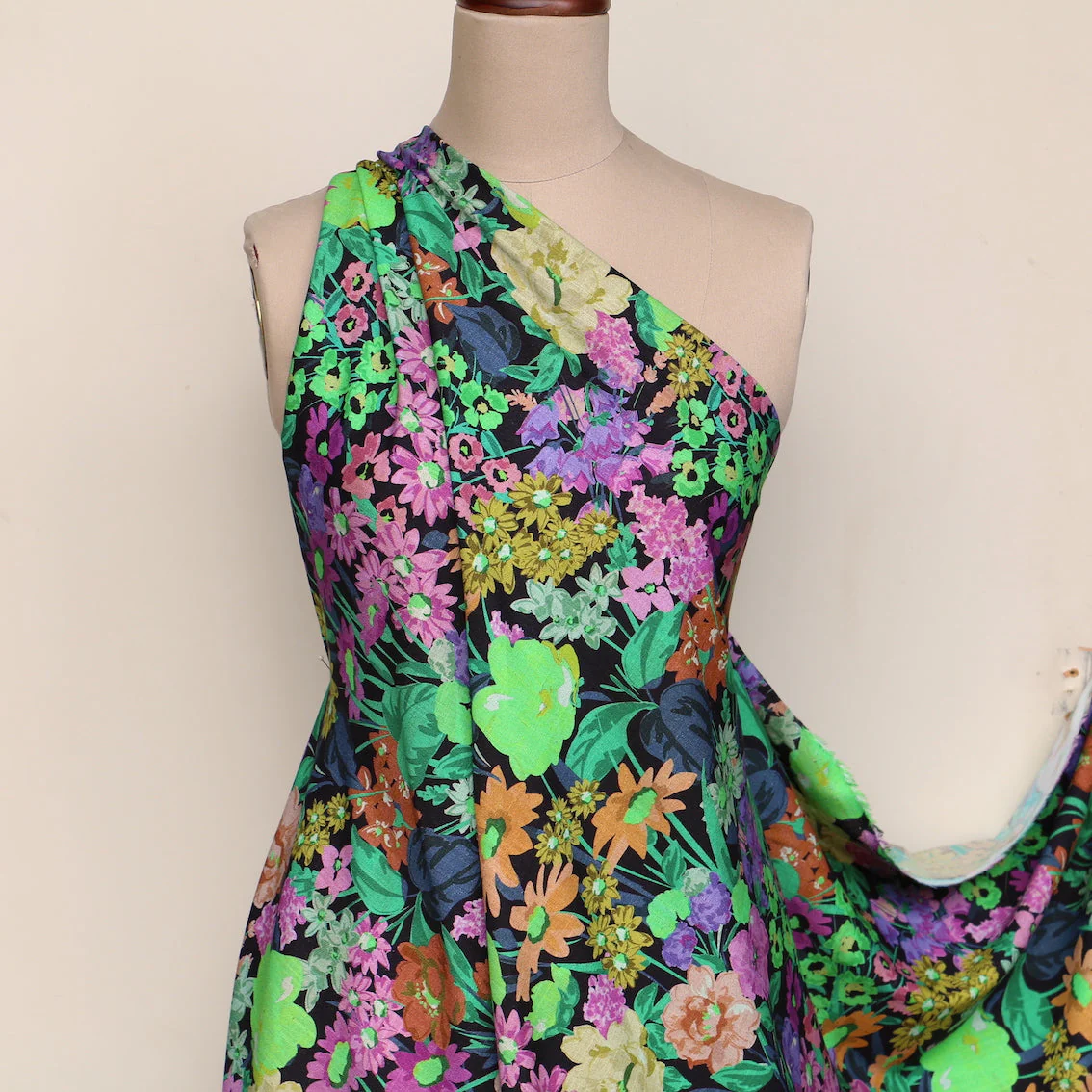 Last Chance of A Bunch Of Flowers Viscose/Linen Blend - Image 6