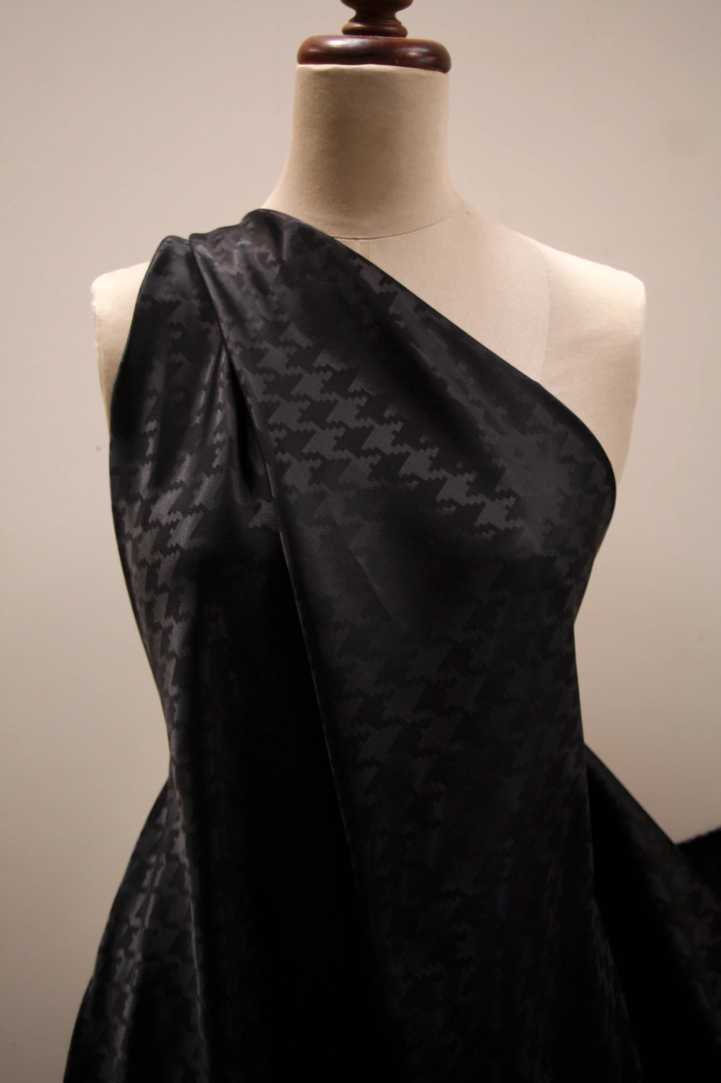 Lin Houndstooth Black (150cm wide) - Image 5