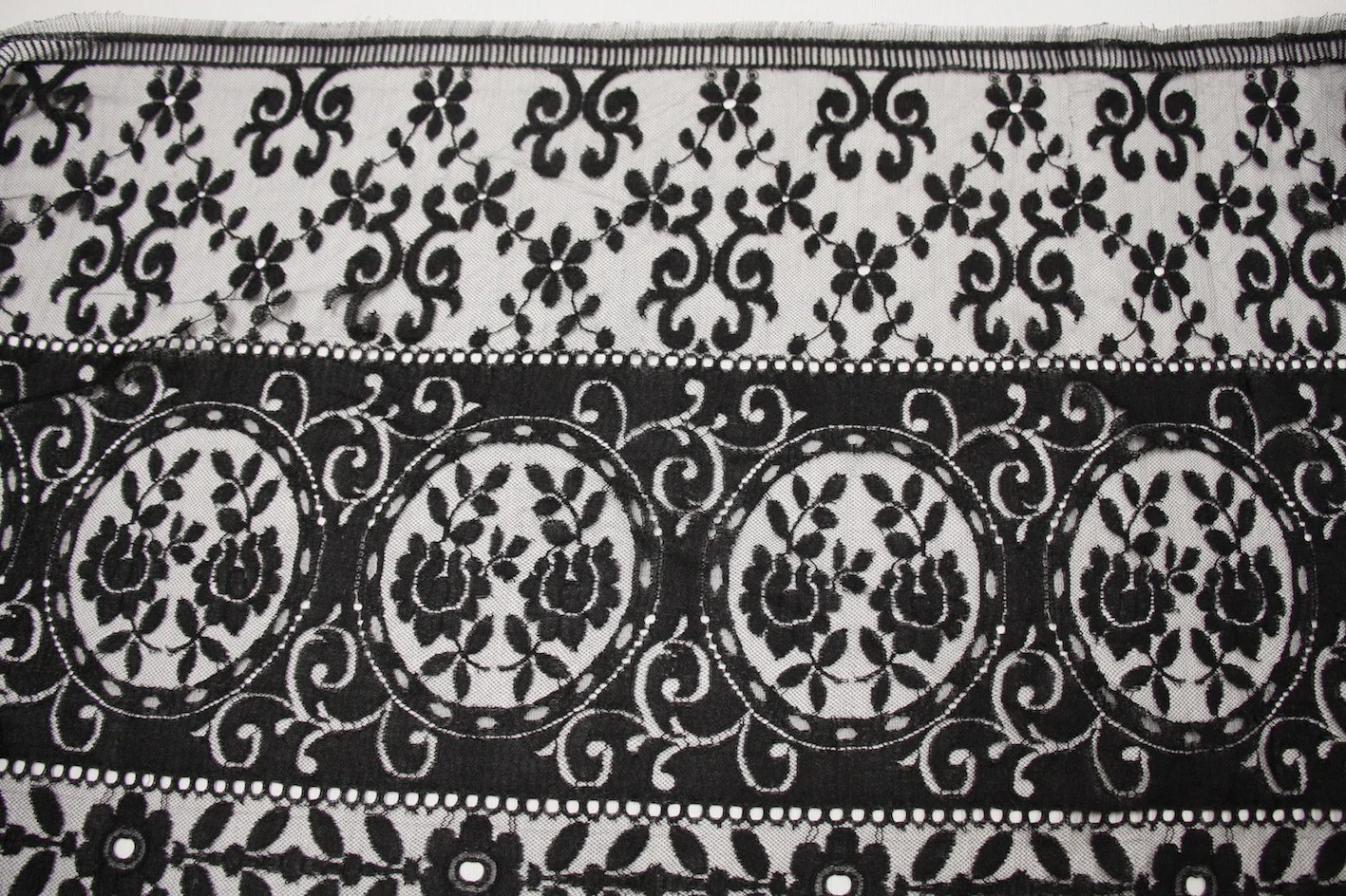 Minuit Dentelle Lace - Image 3