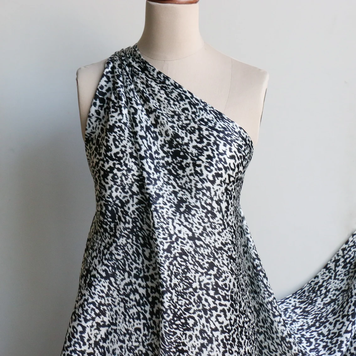 Nero Satin Leopard Crinkle Silk - Image 4