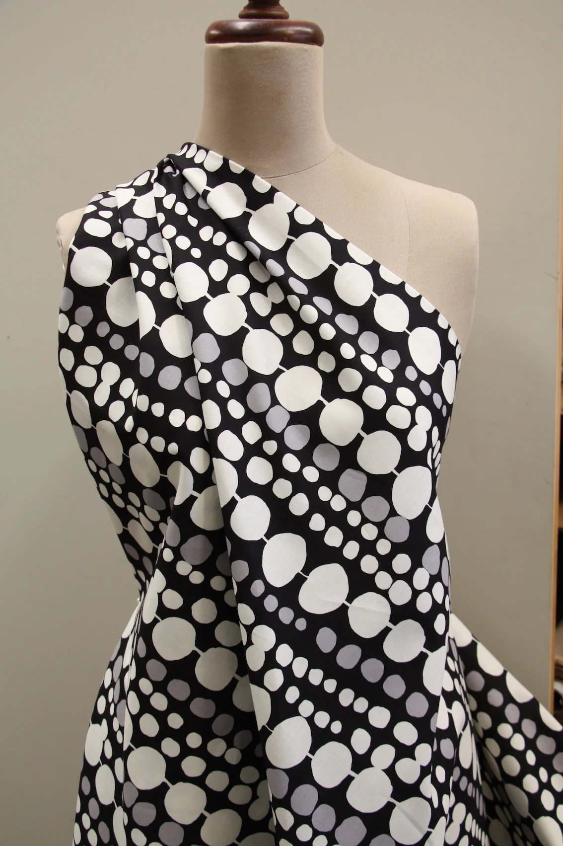 Pearls On Black - Image 5