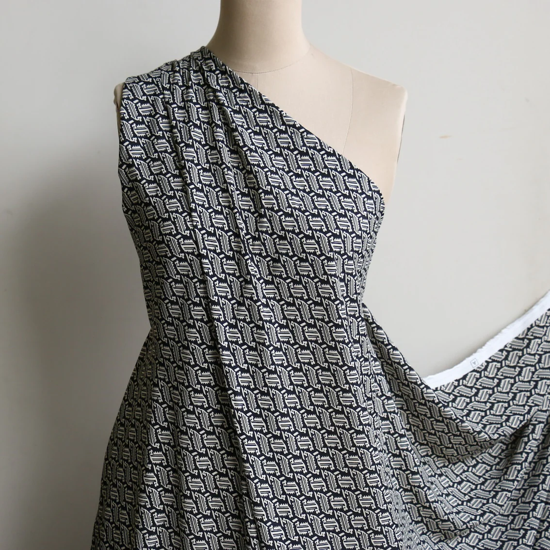 Raso Fiore Black Viscose Georgette - Image 4