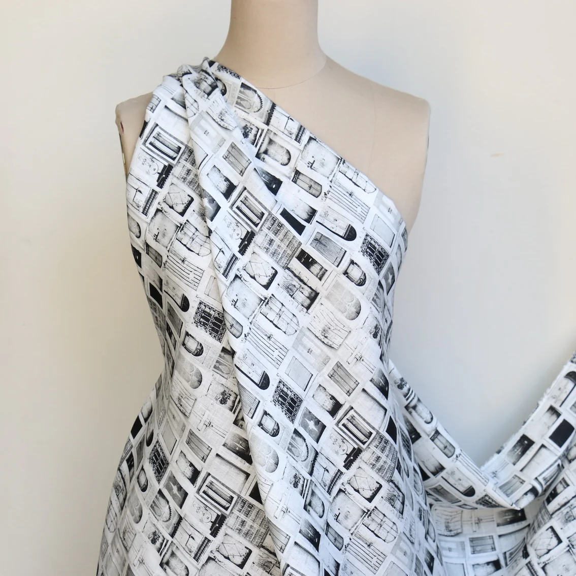 Roma Black Printed Linen - Image 4
