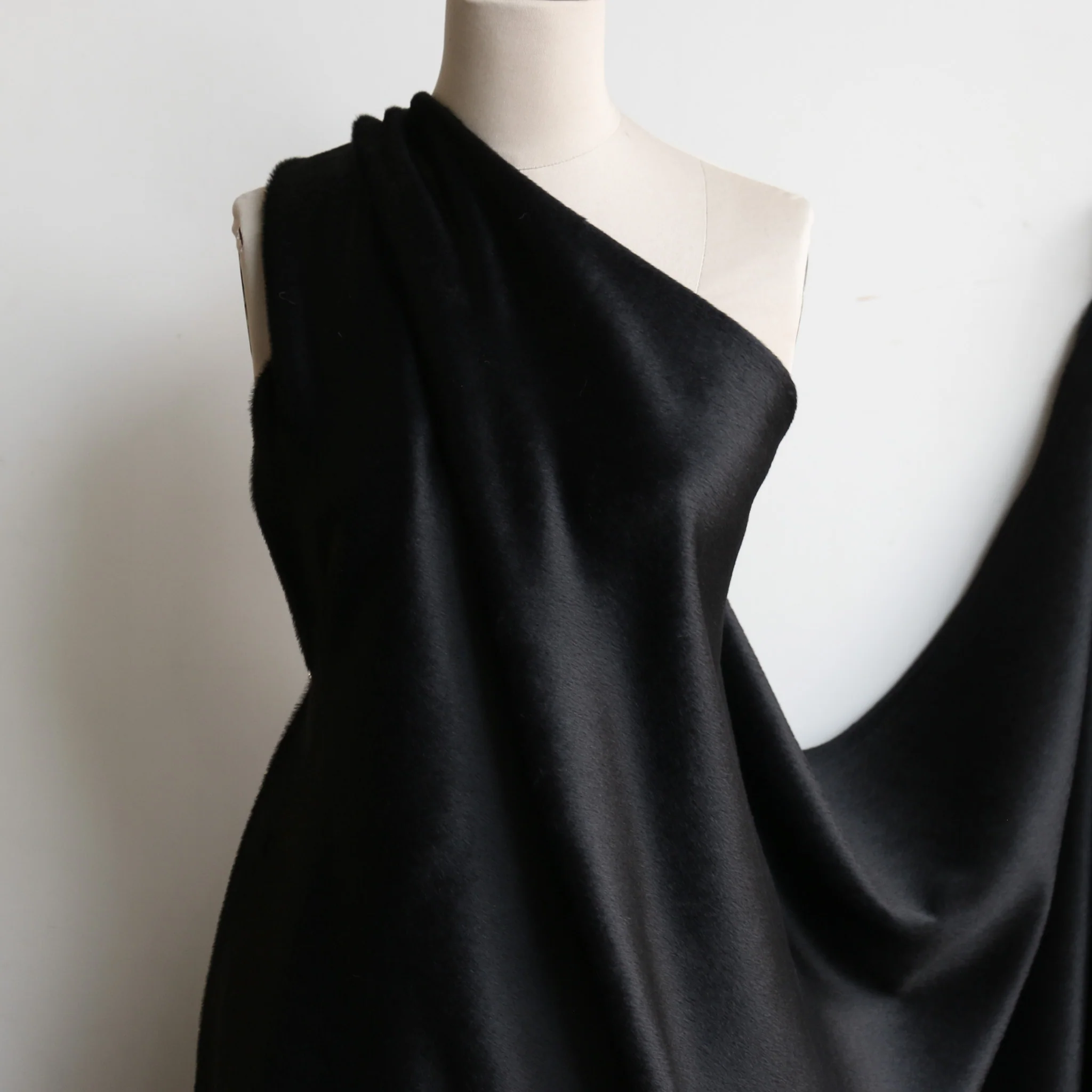 Suri Alpaca Black Coating - Image 4