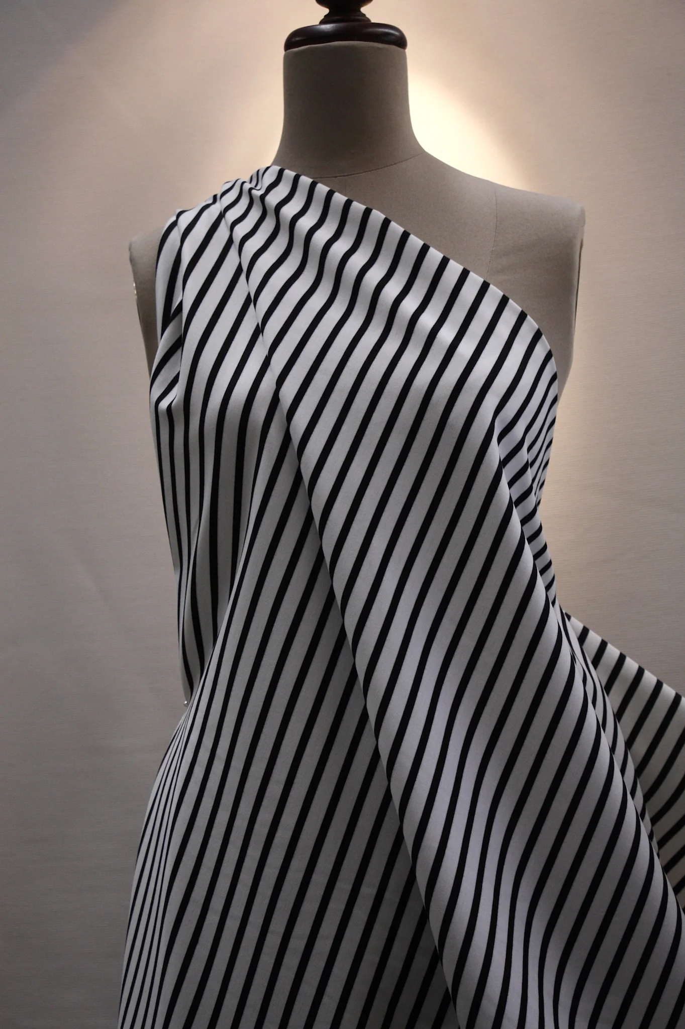White On Black Ponti - Image 5
